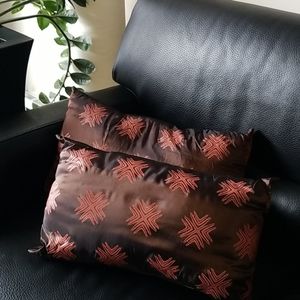 2 accent cushions